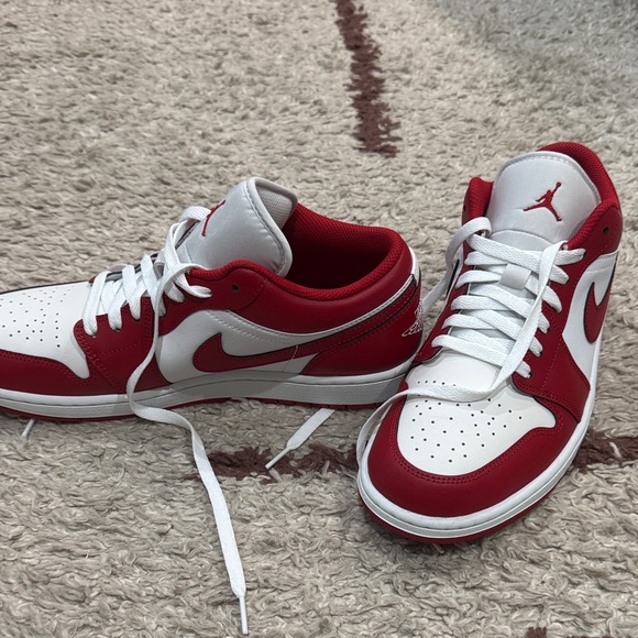 Jordan Men's Classic Red and White Sneakers Air Jordan 1 Low Top - Picture 2 of 4
